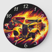 Klassische frisierte Autos, die durch feurige Wege Große Wanduhr (Vorderseite)
