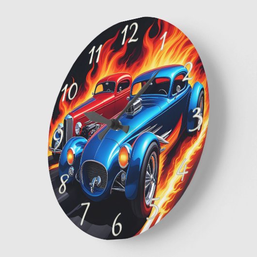 Klassische frisierte Autos mit feurigen Hintergrün Große Wanduhr (Winkel)