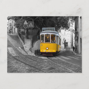 Klassische gelbe Straßenbahn in Lissabon. Postkarte
