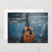 Klassische Gitarre an blauer rustikaler Holzwand Postkarte (Vorne/Hinten)