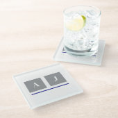 Klassische Grau-Weiß-Initialen Glasuntersetzer (Schrägansicht)