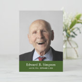 Klassische grüne Feier des Lebens mit Foto Einladung (Stehend Vorderseite)