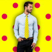 Klassische hochrote Polka-Punkte auf gelber Krawatte