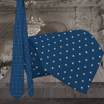 Klassische Hochzeit von Button in Blau und Silber Krawatte<br><div class="desc">Eine klassische und elegante Hochzeitsackbindung in tiefmarineblau mit einem silbernen Punktmuster aus Button.</div>