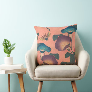 Klassische Hokusai-Kunst mit rosa Biene und Blume Kissen