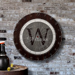 Klassische Holzhue Hickory und Cedar Dart Board Dartscheibe<br><div class="desc">Das Classic Wood Hue Hickory und das Cedar Dartboard machen eine großartige Familienaktivität und sind eine hervorragende Ergänzung zu Ihrem Spielzimmer. Dieses grafische Design lässt sich einfach mit Ihrem Monogramm personalisieren.</div>