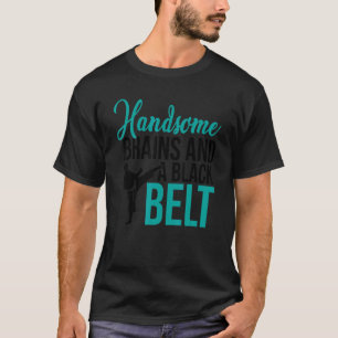 Klassische hübsche Gehirne und ein schwarzer Gürte T-Shirt