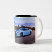 Klassische Kaffeemaschine auf schwarzer Tasse (VorderseiteRechts)