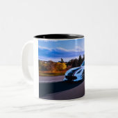 Klassische Kaffeemaschine auf schwarzer Tasse (Vorderseite Links)