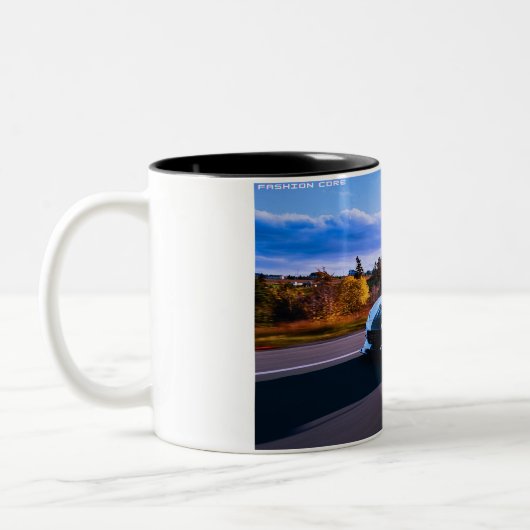Klassische Kaffeemaschine auf schwarzer Tasse (Links)