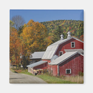 Klassische ländliche Scheune und Straße, weißer Magnet