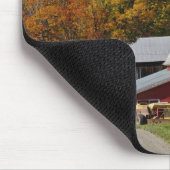 Klassische ländliche Scheune und Straße, weißer Mousepad (Ecke)