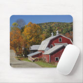 Klassische ländliche Scheune und Straße, weißer Mousepad (Mit Mouse)
