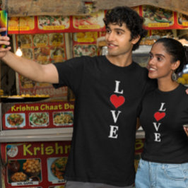 Klassische LIEBE Herzmotiv mit moderner Drehung T-Shirt