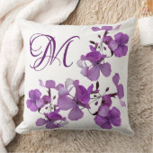 Klassische lila Blume M Monogramm anpassbar Kissen (Decke)