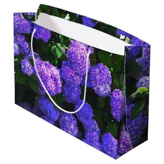 Klassische Lila Hydrangea-Geschenktasche Große Geschenktüte (Rückseite Schrägansicht)