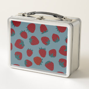 Klassische Lunchbox mit Erdbeeren auf Türkis