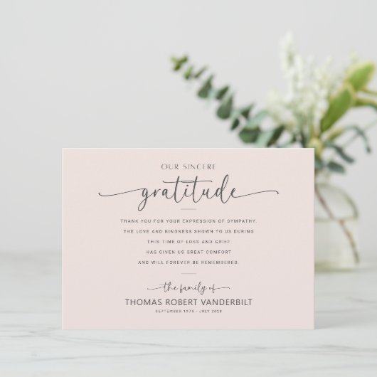 Klassische Minimalistische Beerdigung in Weiß und Dankeskarte (Stehend Vorderseite)