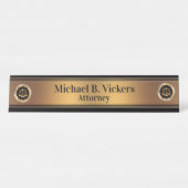 Klassische Monogram Attorney Gold Law Scale Emblem Schreibtischnamensplakette (Vorderseite )