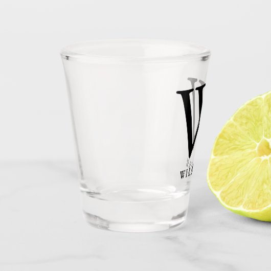 Klassische Monogramm-Typografie in schwarzem Schnapsglas (Links)