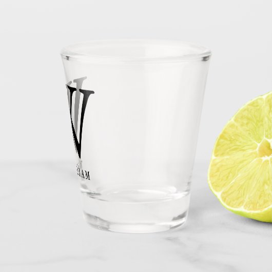 Klassische Monogramm-Typografie in schwarzem Schnapsglas (Rechts)