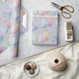 Klassische Ostereier auf Baby Blue Geschenkpapier