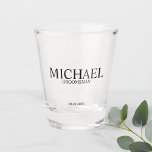 Klassische Personalisierte Trauzeuge Schnapsglas<br><div class="desc">Klassischer Personalisierter Trauzeugen Shot Glass mit dem Namen des personalisierten Trauzeugen mit dem Titel und dem Hochzeitstag im klassischen Serif Schriftart Stil. Auch perfekt für Trauzeuge,  Vater der Braut und mehr.</div>