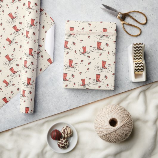 Klassische Red Ladybugs mit Regenbooten Geschenkpapier (Kunsthandwerk)