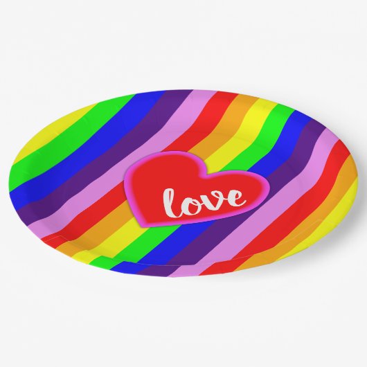 Klassische Regenbogenstreifen mit Herzfarbe Pappteller (Schrägansicht)