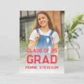 Klassische Retro-Foto Rote Lässige Graduierungspar Einladung (Stehend Vorderseite)