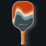 Klassische Retro Wavy Lines Pickleball Schläger<br><div class="desc">70er inspiriert Wavy Stripes Design - anpassbar mit Ihrem Namen.</div>