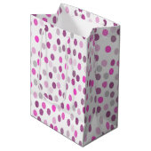 Klassische rosa Polka Punkte auf Weiß Mittlere Geschenktüte (Vorderseite Schrägansicht)