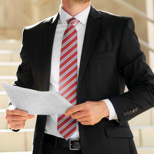 Klassische Rot- und Marinestreifen Krawatte