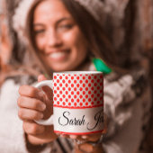 Klassische rote Polka-Punkte-Monogramm-Skripttypog Jumbo-Tasse