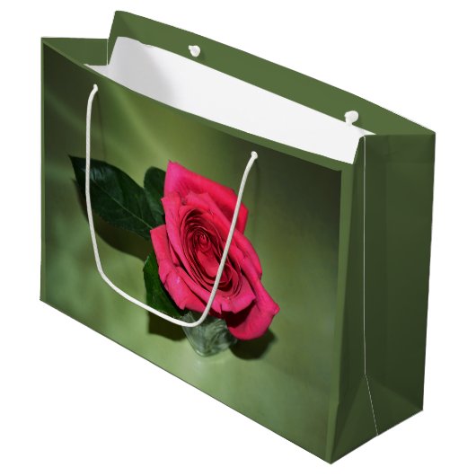 Klassische Rote Rose Schönes Grün Große Geschenktüte (Vorderseite Schrägansicht)