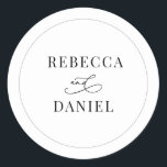 Klassische Schwarz-Weiß-Personalisierte Namen Hoch Runder Aufkleber<br><div class="desc">Dieser individuell anpassbare Sticker,  der sich mit unserer Romantik Script Hochzeitskollektion abstimmt,  verfügt über kalligraphische grafische Ampere und einen klassischen Serif-Schriftart in schwarz. Matching-Elemente verfügbar.</div>