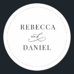 Klassische Schwarz-Weiß-Personalisierte Namen Hoch Runder Aufkleber<br><div class="desc">Dieser individuell anpassbare Sticker,  der sich mit unserer Romantik Script Hochzeitskollektion abstimmt,  verfügt über kalligraphische grafische Ampere und einen klassischen Serif-Schriftart in schwarz. Matching-Elemente verfügbar.</div>