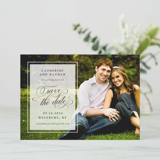 Klassische Schwarz-Weiß-Schrift-Hochzeit Save The Date (Stehend Vorderseite)