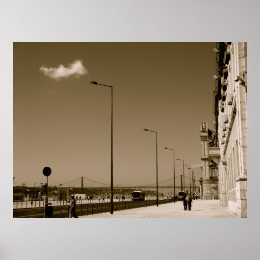 Klassische Schwarz-Weiß-Straße in Lissabon Poster (Vorne)