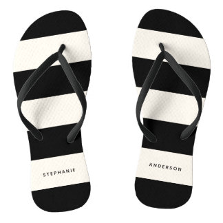 Klassische schwarze und cremefarbene Streifen mit  Badesandalen