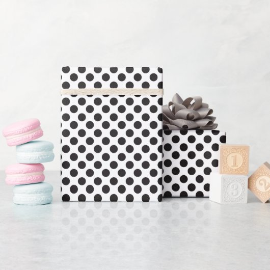Klassische schwarze und weiße Punkte Geschenkpapier (Babyparty)
