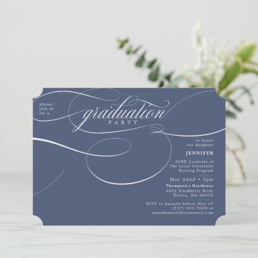 Klassische Script Blue & Beige Graduation Party Einladung (Stehend Vorderseite)