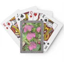 Klassische Spielkarten mit rosa Hellebohrungen