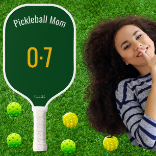 Klassische sportliche Pickleball-Mutter mit indivi Pickleball Schläger