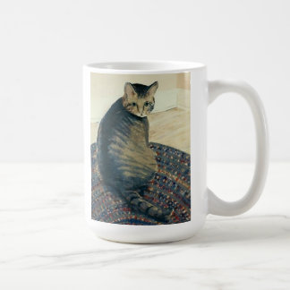 Klassische Tabbykatze auf klassischer Tasse
