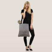 Klassische Texturierte Mit Monogramm Tote Tasche (Am Model)