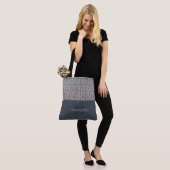 Klassische Texturierte Mit Monogramm Tote Tasche (Am Model)