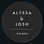 Klassische und minimale Schwarz-Weiß-Hochzeit Runder Aufkleber<br><div class="desc">Dieser stilvolle,  minimalistische Hochzeitsaufkleber enthält weißen Text mit Ihren Namen und Hochzeitsdatum auf dunklem schwarzem Hintergrund.</div>