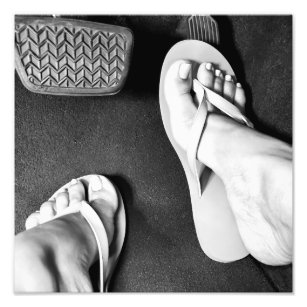 Klassische weibliche Füße in Flip Flops Fotodruck