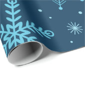 Klassische Weihnachtsschneeflocken auf marineblau Geschenkpapier (Rolleneckpunkt)